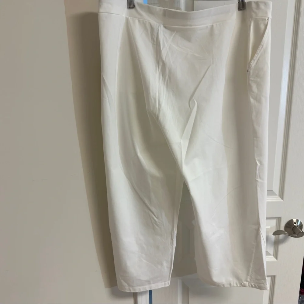 NWT Chico’s Weekend White Eyelet Wide Leg Capri Pants w/ pockets Size 4 (18-20) - Picture 4 of 14